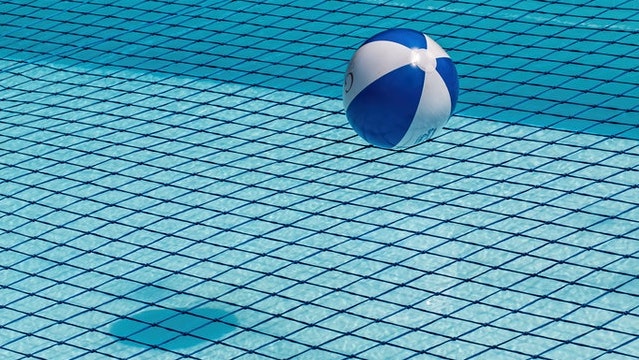 basen z przejrzystą wodą